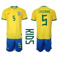 Brasilien Casemiro #5 Heimtrikotsatz Kinder WM 2022 Kurzarm (+ Kurze Hosen)